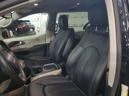 Used 2024 Chrysler Pacifica Touring-L FWD image 18