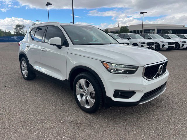 Used 2020 Volvo XC40 T4 Momentum FWD image 1