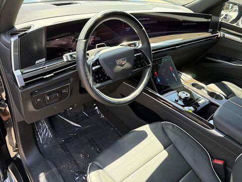 Used 2026 Cadillac Escalade ESV Luxury RWD image 9