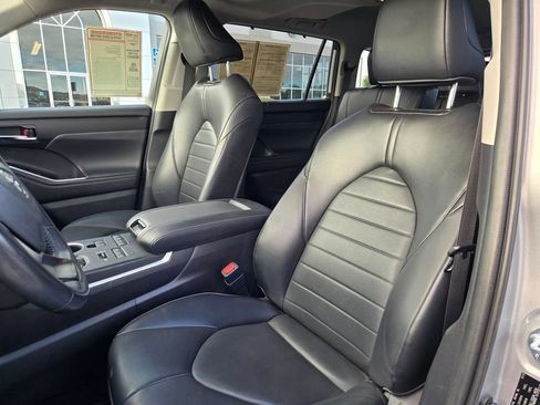 Used 2022 Toyota Highlander XLE AWD/4WD image 18