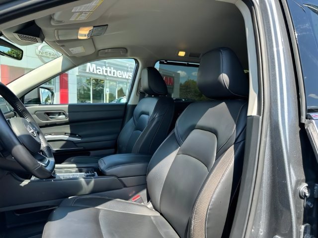 Used 2023 Nissan Pathfinder SL AWD/4WD image 12