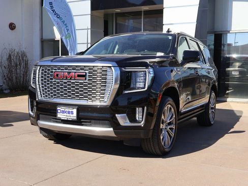 Used 2021 GMC Yukon Denali w/ Denali Premium Package image 3