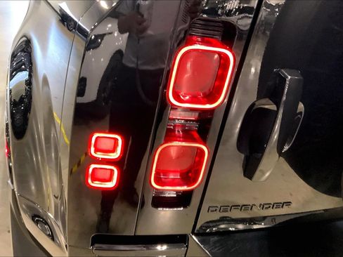 Certified 2025 Land Rover Defender 110 X-Dynamic SE AWD/4WD image 28