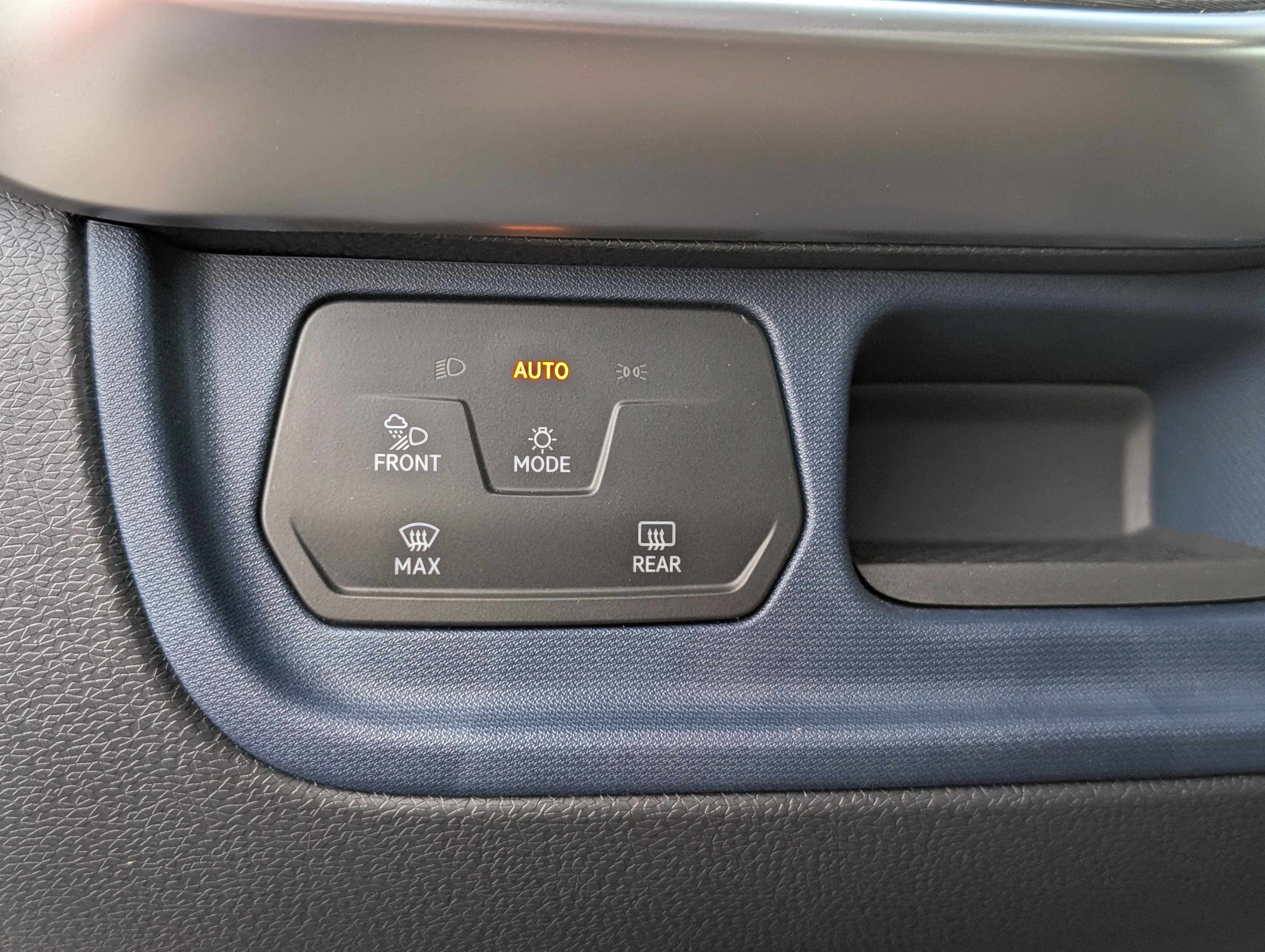 Used 2025 Volkswagen ID. Buzz 1st Edition RWD image 22