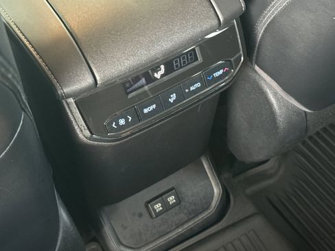 Used 2020 Toyota Highlander XLE image 13