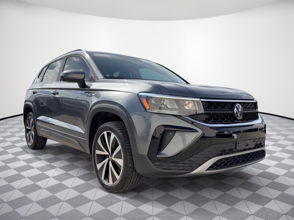 Used 2023 Volkswagen Taos SE w/ Panoramic Sunroof Package FWD image 7