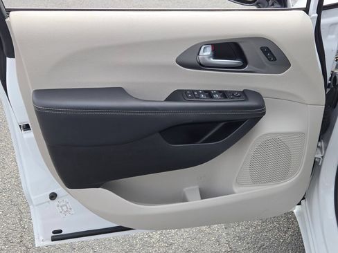 Used 2024 Chrysler Pacifica Touring-L FWD image 22