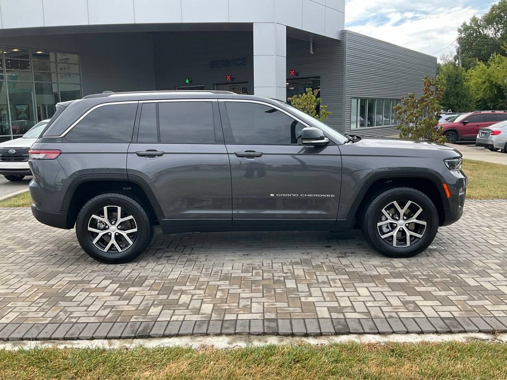 Used 2023 Jeep Grand Cherokee Limited w/ Luxury Tech Group II AWD/4WD image 8