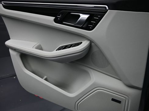 Certified 2025 Porsche Macan AWD/4WD image 26