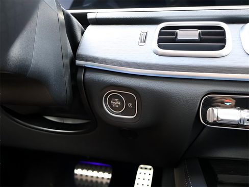 Certified 2025 Mercedes-Benz GLS 450 4MATIC image 31