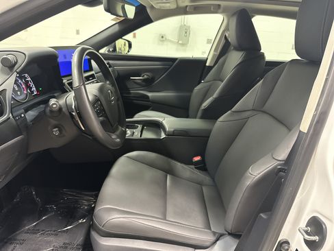 Used 2025 Lexus ES 350 w/ Accessory Package (Z1) FWD image 16