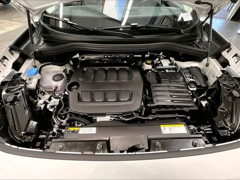 Used 2025 Volkswagen Tiguan SE w/ Panoramic Sunroof Package image 13