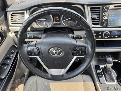 Used 2018 Toyota Highlander Limited AWD/4WD image 3