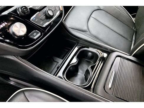 Used 2026 Chrysler Pacifica Premium FWD image 18