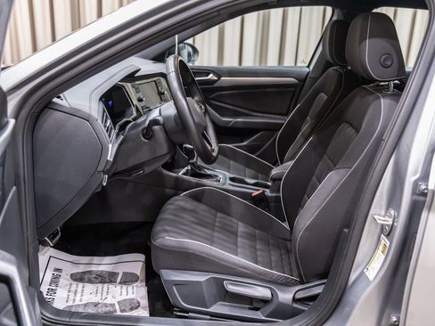 Used 2024 Volkswagen Jetta Sport image 9