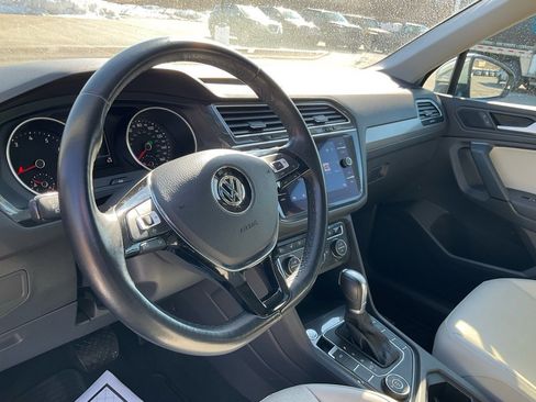 Used 2019 Volkswagen Tiguan SE w/ Panoramic Sunroof Package image 6