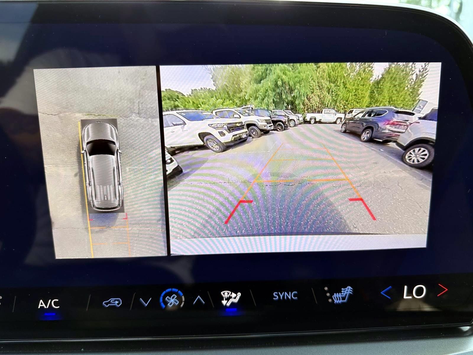 Used 2025 Chevrolet Traverse LT w/ Driver Confidence Package FWD image 21