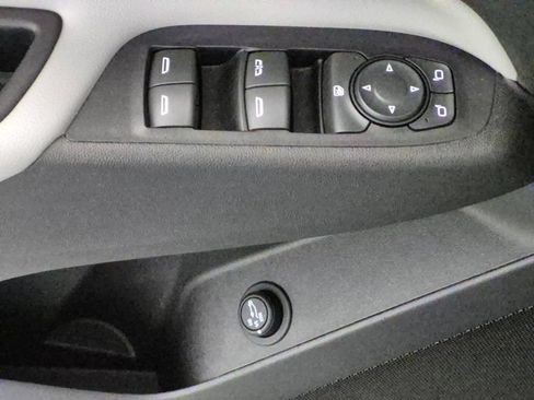 Used 2018 Chevrolet Equinox LT FWD image 16