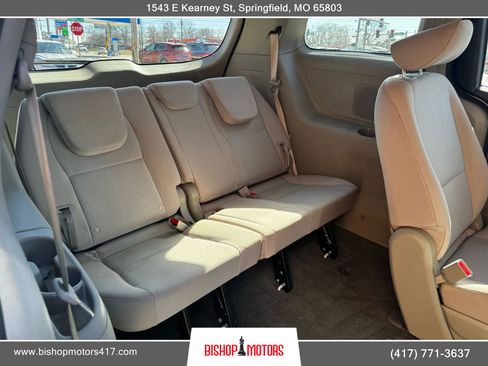 Used 2017 Kia Sedona LX image 20