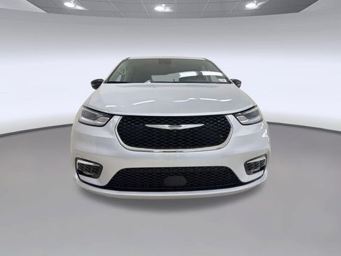 Used 2024 Chrysler Pacifica Touring-L FWD image 6