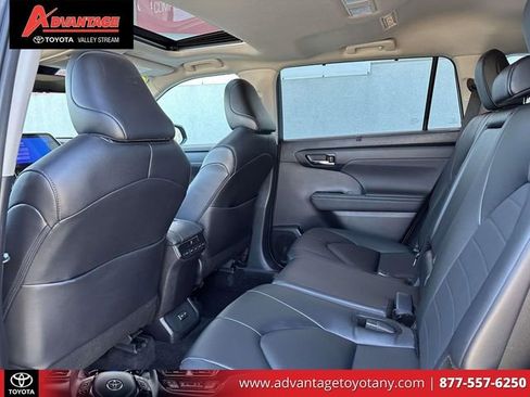 Used 2024 Toyota Highlander XLE image 12