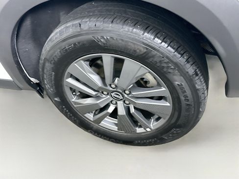 Used 2024 Nissan Pathfinder SV AWD/4WD image 11