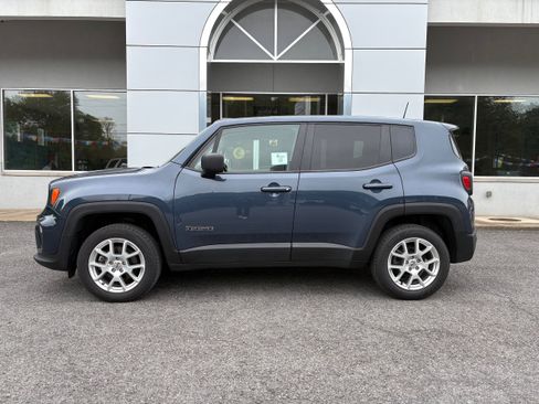 Used 2023 Jeep Renegade Latitude AWD/4WD image 2