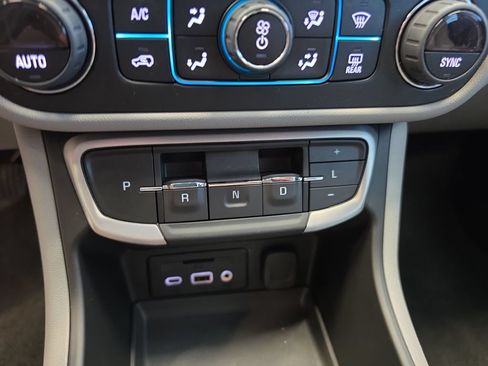 Used 2024 GMC Terrain SLT FWD image 29