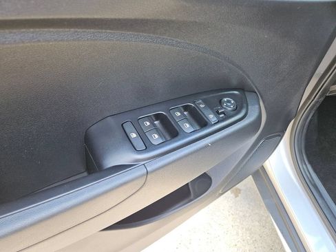 Used 2025 Hyundai Venue SEL FWD image 13