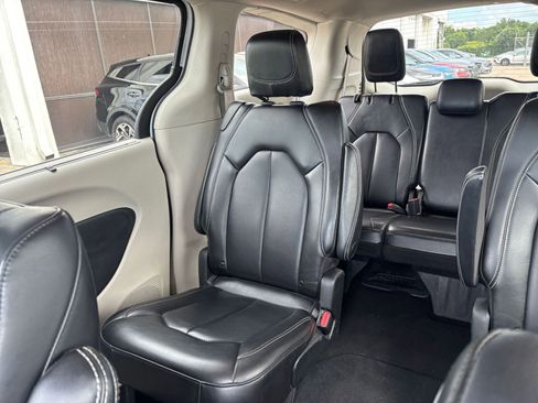 Used 2023 Chrysler Pacifica Touring-L FWD image 42