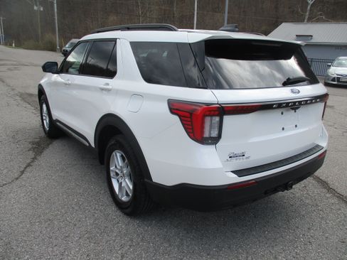 Used 2025 Ford Explorer Active AWD/4WD image 6