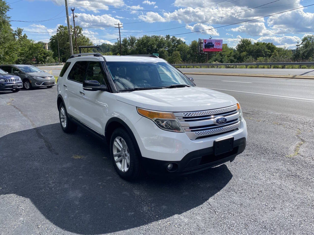 Used 2015 Ford Explorer XLT w/ Equipment Group 202A AWD/4WD image 4