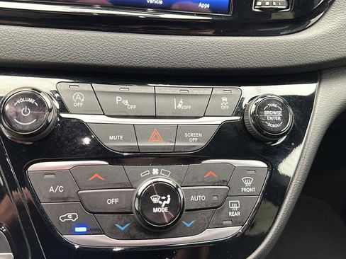 Used 2025 Chrysler Pacifica Select FWD image 22