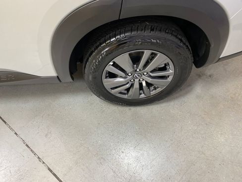 Used 2025 Nissan Pathfinder SV FWD image 12