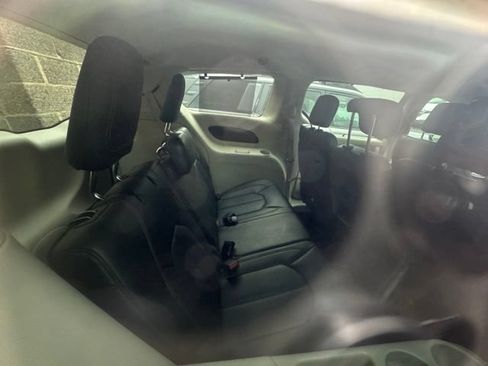 Used 2019 Chrysler Pacifica Touring-L FWD image 9