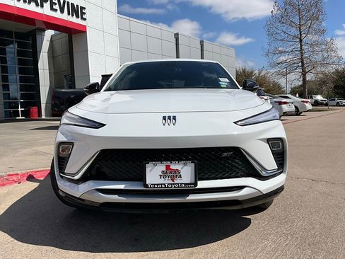 Used 2025 Buick Envista Sport Touring image 3