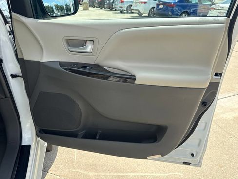 Used 2017 Toyota Sienna XLE w/ Protection Package FWD image 21