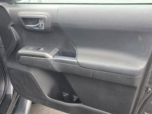 Used 2021 Toyota Tacoma TRD Sport w/ Technology Package image 12