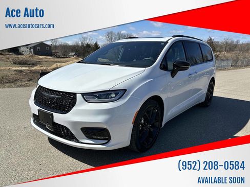 Used 2025 Chrysler Pacifica Limited image 1