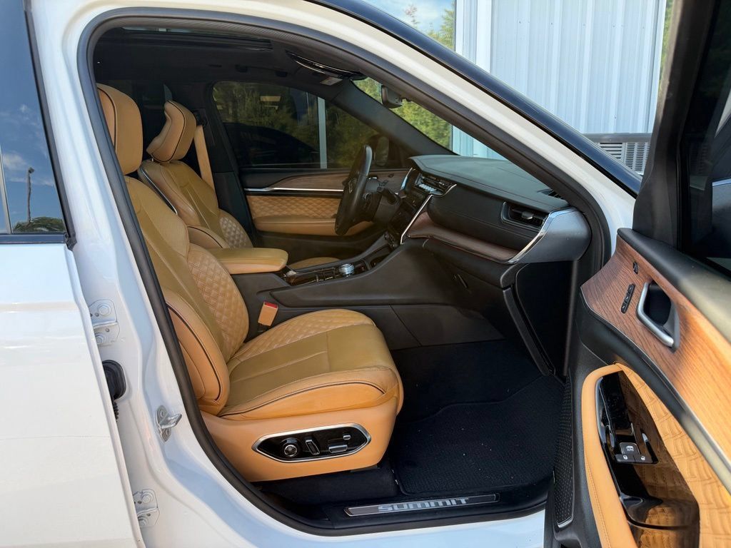 Used 2023 Jeep Grand Cherokee L Summit w/ High Altitude Package AWD/4WD image 13