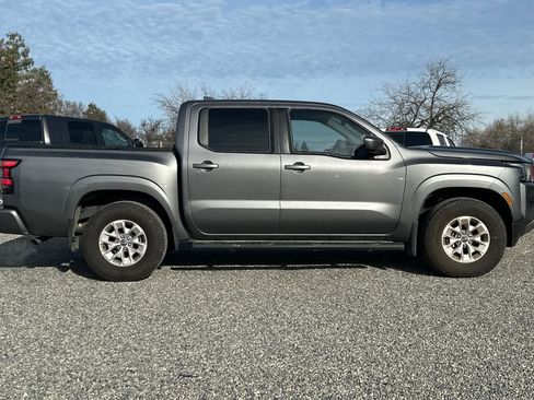 Used 2024 Nissan Frontier SV image 9