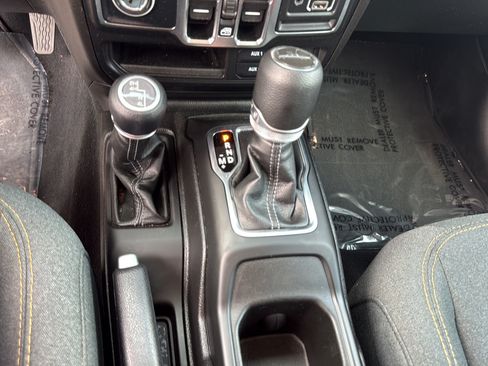 Certified 2025 Jeep Gladiator Sport AWD/4WD image 29