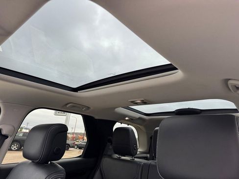 Used 2024 Land Rover Discovery S AWD/4WD image 9