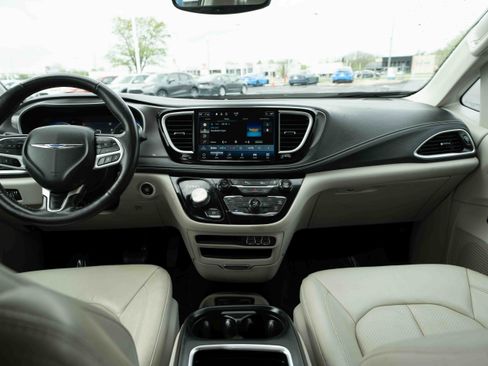 Used 2021 Chrysler Pacifica Touring-L FWD image 20