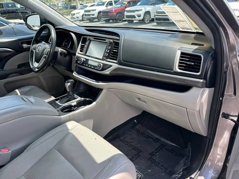 Used 2018 Toyota Highlander Limited Platinum FWD image 45