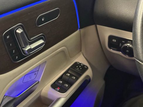 Used 2021 Mercedes-Benz GLB 250 w/ Premium Package image 9