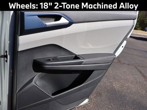 Used 2024 Volkswagen Taos SE FWD image 17