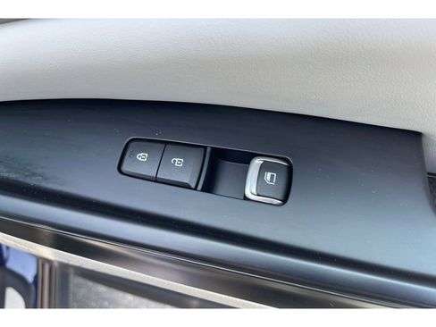 Used 2022 Kia Carnival LX FWD image 22