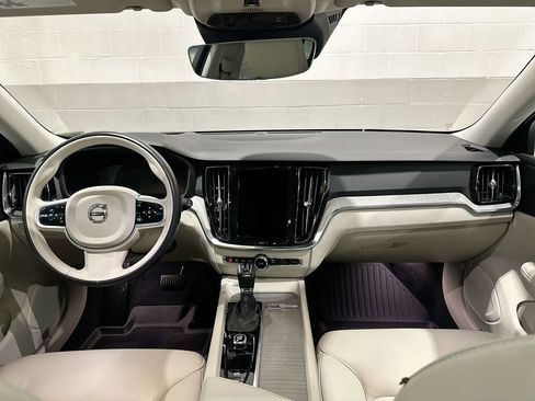 Used 2022 Volvo V60 T5 Cross Country image 8