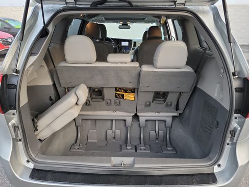 Used 2020 Toyota Sienna XLE image 22